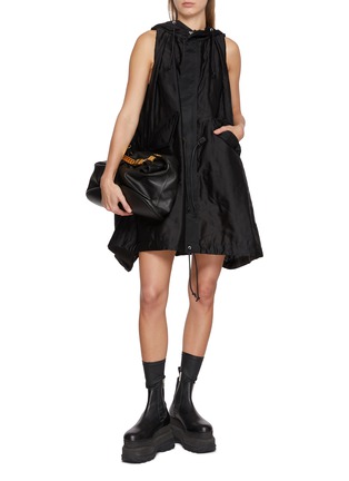 模特儿示范图 - 点击放大 - SACAI - 连帽抽绳饰背心