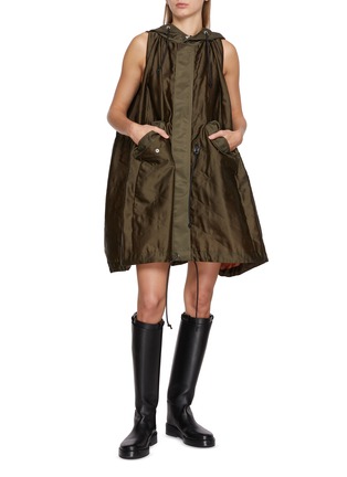 模特儿示范图 - 点击放大 - SACAI - Hooded Quilted Satin Tent Vest