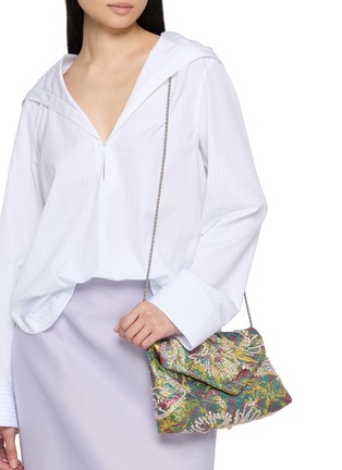 模特儿示范图 - 点击放大 - DRIES VAN NOTEN - 刺绣水晶饰链条手拿包