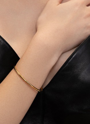 细节 - 点击放大 - BIJOU DE M - 2 Pearl 18K Gold Plated Sterling Silver Freshwater Pearl Bangle — Size L