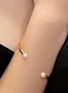 细节 - 点击放大 - BIJOU DE M - 2 Pearl 18K Gold Plated Sterling Silver Freshwater Pearl Bangle — Size L