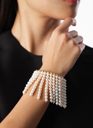 细节 - 点击放大 - BIJOU DE M - Pearl Curtain 18K Gold Plated Sterling Silver Freshwater Pearl Bangle — Opening 3cm