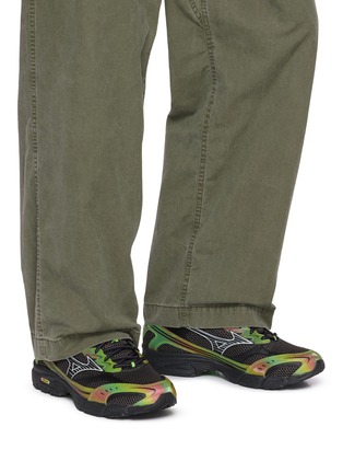 模特儿示范图 - 点击放大 - MIZUNO - MXR Tokyo Drift Men's Sneakers