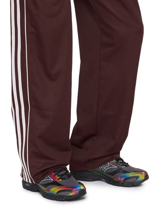 模特儿示范图 - 点击放大 - MIZUNO - MXR Tokyo Drift Men's Sneakers