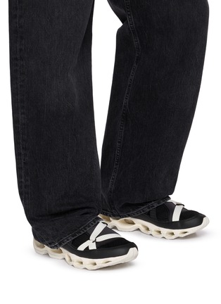 模特儿示范图 - 点击放大 - MIZUNO - Wave Prophecy Strap Men's Sneakers