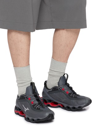 模特儿示范图 - 点击放大 - MIZUNO - Wave Prophecy 13.2 Low Top Men's Sneakers