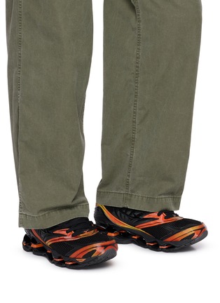 模特儿示范图 - 点击放大 - MIZUNO - Wave Prophecy LS Tokyo Drift Men's Sneakers