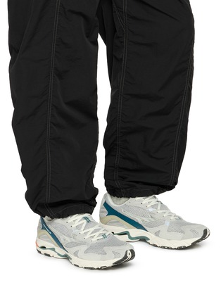 模特儿示范图 - 点击放大 - MIZUNO - WAVE RIDER 10 Premiun Men's Sneakers