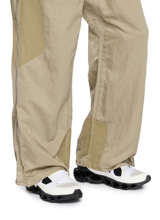 模特儿示范图 - 点击放大 - MIZUNO - Wave Prophecy Strap Men's Sneakers
