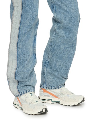 模特儿示范图 - 点击放大 - MIZUNO - WAVE RIDER 10 Premiun Men's Sneakers