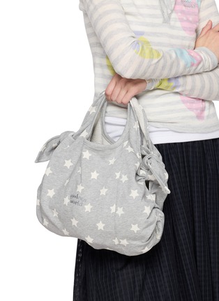 模特儿示范图 - 点击放大 - GOODBAI - Star Printed Shoulder Bag