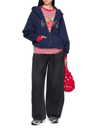 模特儿示范图 - 点击放大 - GOODBAI - Long Sleeve Strawberry Print Striped Top