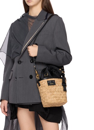 模特儿示范图 - 点击放大 - SACAI - Hybrid Marche Micro Crossbody Bag