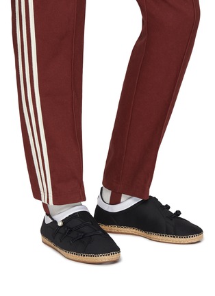 模特儿示范图 - 点击放大 - ADIDAS - X CLOT Qi Flow by Edison Men's Sneakers