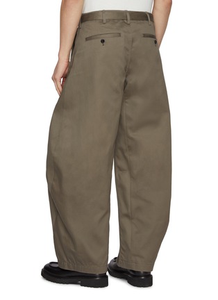 背面 - 点击放大 - SACAI - Curved Leg Belted Cotton Chino Pants