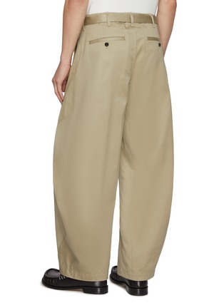 背面 - 点击放大 - SACAI - Curved Leg Belted Cotton Chino Pants