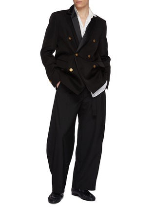 模特儿示范图 - 点击放大 - SACAI - Belted Pleated Curved Leg Wool Blend Pants