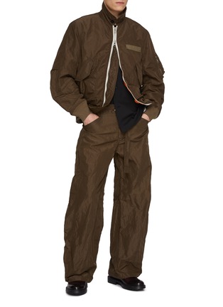 模特儿示范图 - 点击放大 - SACAI - Belted Curved Leg Treated Crinkled Nylon Pants