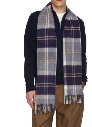 模特儿示范图 - 点击放大 - JOHNSTONS OF ELGIN - Tartan Wide Cashmere Scarf