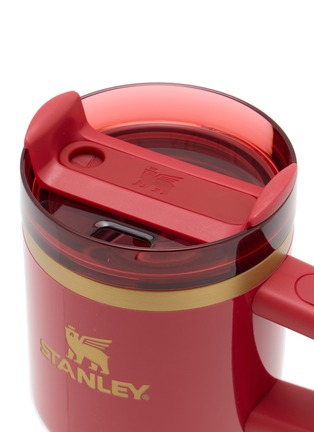 细节 –点击放大 - STANLEY - The Cheers & Cheer The Quencher H2.0 Flowstate™ Tumbler 20oz — Holly Berry Gloss