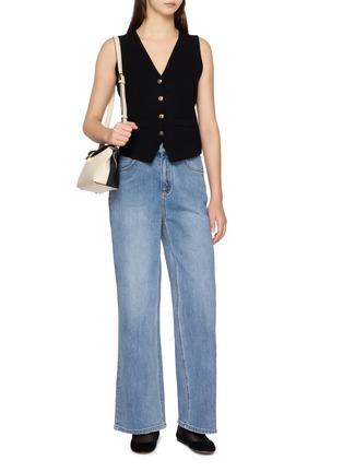 模特儿示范图 - 点击放大 - CRUSH COLLECTION - V 领单排扣西装马甲