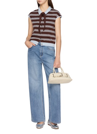 模特儿示范图 - 点击放大 - CRUSH COLLECTION - Mid Rise Medium Wash Jeans