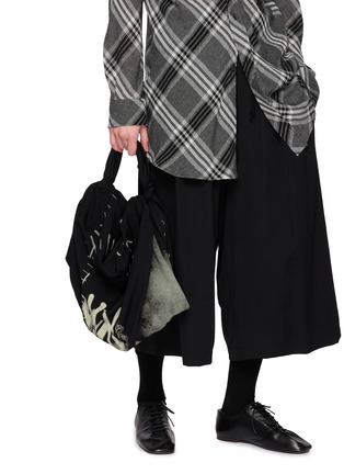 模特儿示范图 - 点击放大 - Y'S - Mini Wool Gabardine Furoshiki Bag