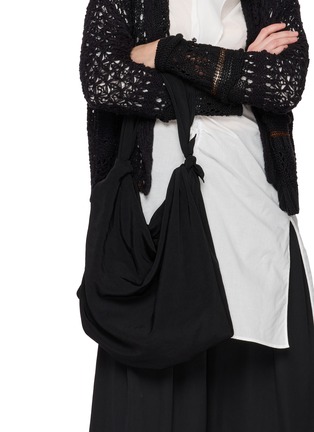 模特儿示范图 - 点击放大 - Y'S - Crepe De Chine Furoshiki Bag