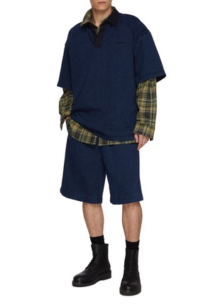 模特儿示范图 - 点击放大 - JUUN.J - Contrast Collar Dark Wash Logo Denim Polo Shirt