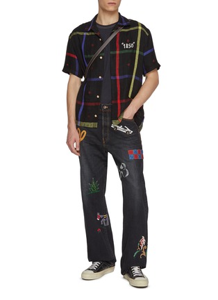 模特儿示范图 - 点击放大 - KHOKI - Medium Washed Hand Embroidered Jeans