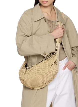 模特儿示范图 - 点击放大 - LEMAIRE - X FILT CROISSANT 网眼斜挎包