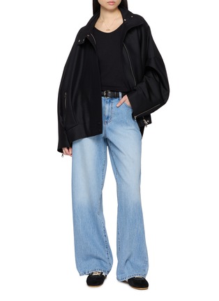 模特儿示范图 - 点击放大 - R2W PRIVATE LABEL - Mano Scoop Neckline T-Shirt