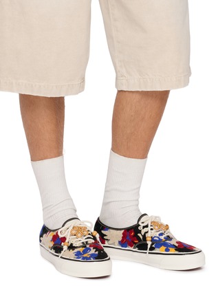 模特儿示范图 - 点击放大 - VANS - LX Authentic 44 Needlework Men's Sneakers