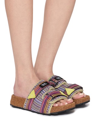 模特儿示范图 - 点击放大 - FLOWER MOUNTAIN - NWA Unisex Slippers