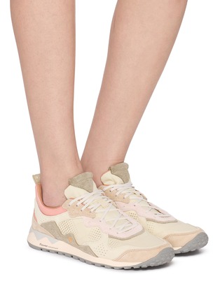 模特儿示范图 - 点击放大 - FLOWER MOUNTAIN - Mustard Unisex Sneakers