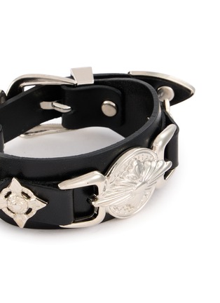细节 - 点击放大 - TOGA VIRILIS ACCESSORIES - Double Buckle Concho Bangle