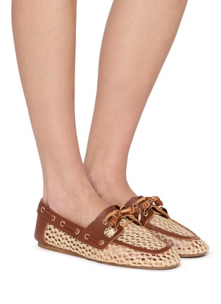 模特儿示范图 - 点击放大 - ANCIENT GREEK SANDALS - Pliaria Net Leather Boat Shoes