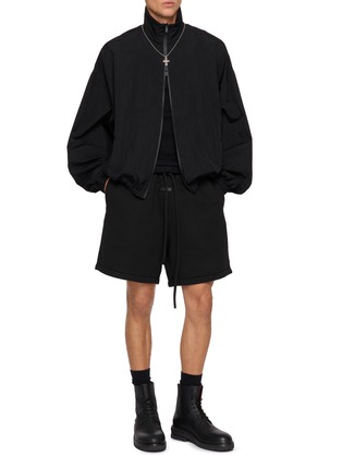 模特儿示范图 - 点击放大 - FEAR OF GOD - 纯棉抽绳松紧腰短裤