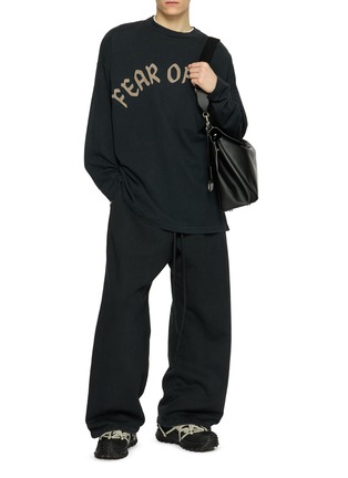 模特儿示范图 - 点击放大 - FEAR OF GOD - LOGO 印花长袖 T 恤