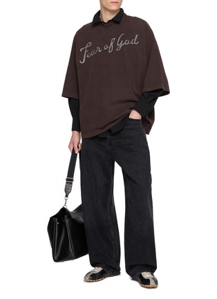 模特儿示范图 - 点击放大 - FEAR OF GOD - LOGO 印花短袖 T 恤