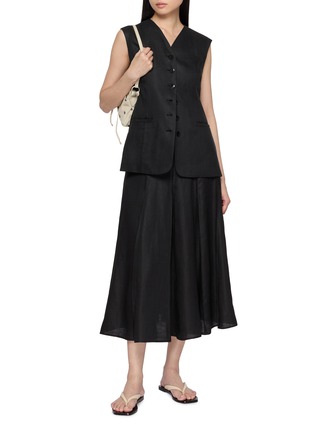 模特儿示范图 - 点击放大 - THE LOOM - Tailored V-Neck Vest