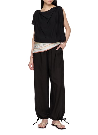 模特儿示范图 - 点击放大 - THE LOOM - Sleeveless Asymmetric Tuck Draped Top