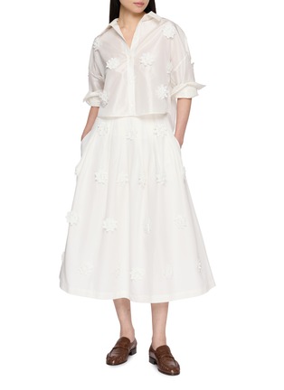 模特儿示范图 - 点击放大 - THE LOOM - Floral Embellished Relaxed Cropped Silk Shirt