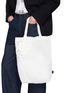 模特儿示范图 - 点击放大 - COMME DES GARÇONS SHIRT - Charm Vertical Tote Bag