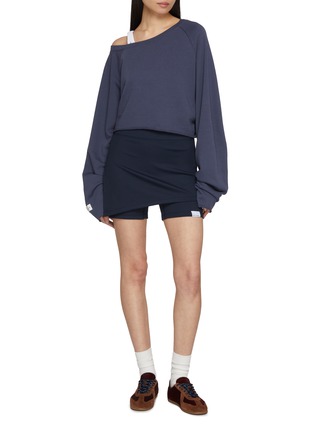 模特儿示范图 - 点击放大 - NYLORA - Simone Long Sleeve Asymmetrical Top