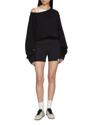 模特儿示范图 - 点击放大 - NYLORA - Simone Long Sleeve Asymmetrical Cotton Blend Top