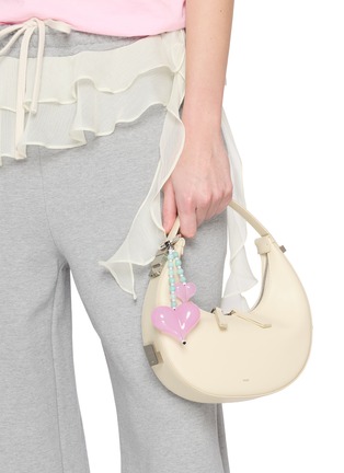 模特儿示范图 - 点击放大 - STRING TING - Rosewater Heart Bag Charm