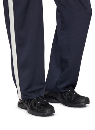 模特儿示范图 - 点击放大 - SALOMON - XT-Whisper Low Top Men's Sneakers