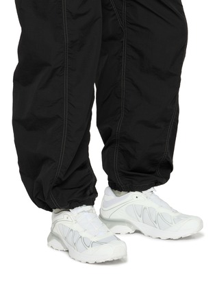 模特儿示范图 - 点击放大 - SALOMON - XT-WHISPER Men's Sneakers