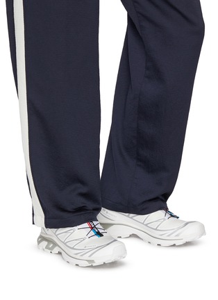 模特儿示范图 - 点击放大 - SALOMON - XT-6 GTX Low Top Men's Sneakers